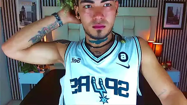 LihanJor 23 online show from December 3, 2025, 1:32 pm