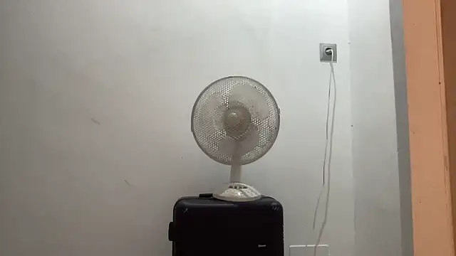 Snapshot of shineofcrazy chatting on October 10, 2025, 10:32 pm shineofcrazy online show from October 10, 2025, 10:32 pm