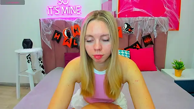 TessaAdorable online show from October 30, 2025, 1:26 am