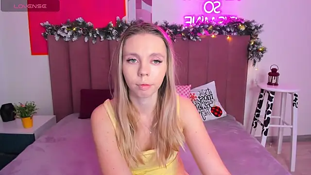 TessaAdorable online show from December 18, 2025, 1:44 am