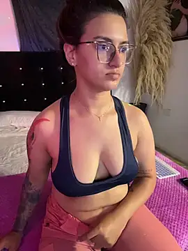 Snapshot of Emma_Giraldo chatting on June 18, 2026, 1:37 am Emma Giraldo online show from June 18, 2026, 1:37 am