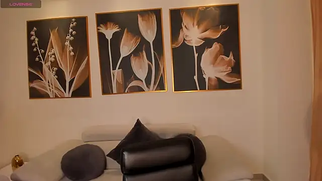 Snapshot of IsabellaKroft chatting on February 25, 2025, 6:44 pm IsabellaKroft online show from February 25, 2025, 6:44 pm