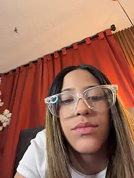 Snapshot of vicky_bass chatting on December 16, 2025, 5:11 am vicky bass online show from December 16, 2025, 5:11 am