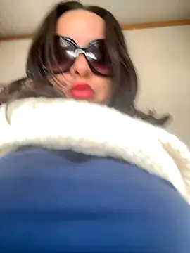 Snapshot of laarti chatting on October 5, 2025, 11:23 am laarti online show from October 5, 2025, 11:23 am