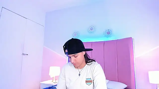 Liiam smith  online show from October 11, 2025, 1:23 pm