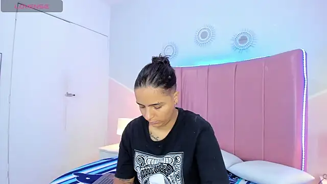 Liiam smith  online show from November 4, 2025, 2:21 pm