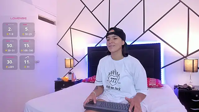 Liiam smith  online show from March 21, 2025, 12:06 pm