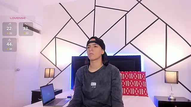 Liiam smith  online show from March 18, 2025, 12:17 pm