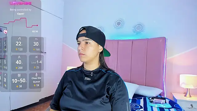 Liiam smith  online show from November 17, 2025, 12:42 pm