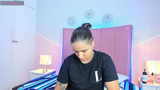 Liiam smith  online show from December 16, 2025, 1:04 pm