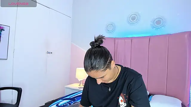 Liiam smith  online show from November 28, 2025, 1:11 pm