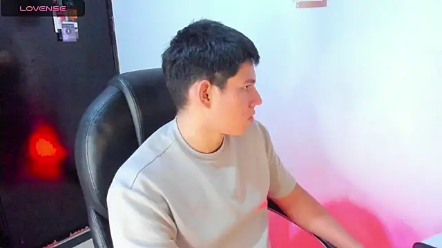 Snapshot of JamesCr_ chatting on March 22, 2025, 7:47 am JamesCr online show from March 22, 2025, 7:47 am