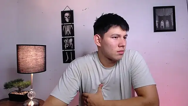 Snapshot of JamesCr_ chatting on November 14, 2025, 10:46 pm JamesCr online show from November 14, 2025, 10:46 pm