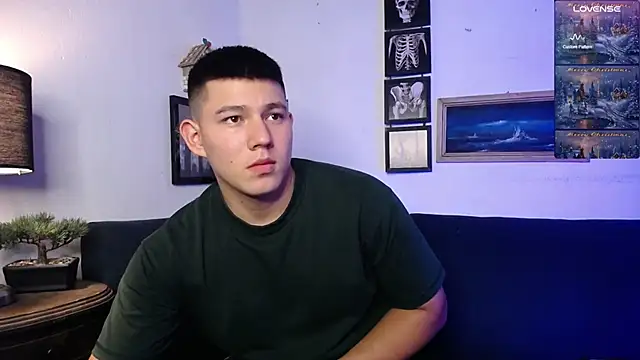 Snapshot of JamesCr_ chatting on December 16, 2025, 12:37 am JamesCr online show from December 16, 2025, 12:37 am