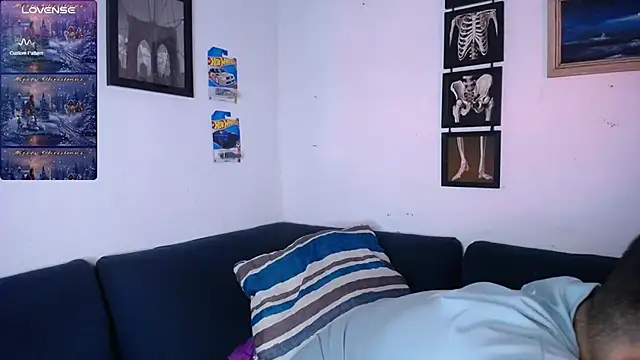 Snapshot of JamesCr_ chatting on December 18, 2025, 11:08 pm JamesCr online show from December 18, 2025, 11:08 pm