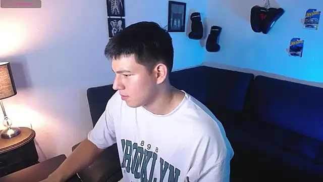 Snapshot of JamesCr_ chatting on March 1, 2026, 1:05 am JamesCr online show from March 1, 2026, 1:05 am