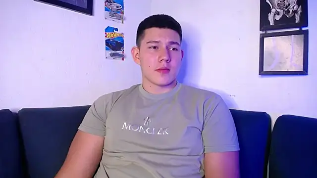 Snapshot of JamesCr_ chatting on December 23, 2025, 12:22 am JamesCr online show from December 23, 2025, 12:22 am