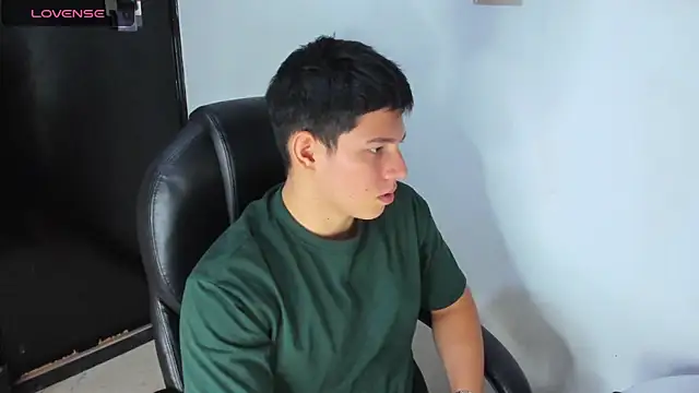 Snapshot of JamesCr_ chatting on March 23, 2025, 4:49 am JamesCr online show from March 23, 2025, 4:49 am