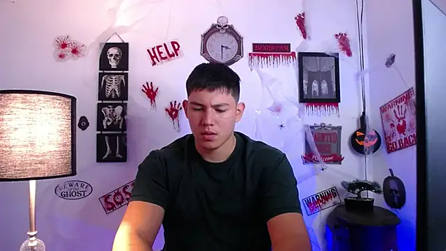 Snapshot of JamesCr_ chatting on October 31, 2025, 11:18 am JamesCr online show from October 31, 2025, 11:18 am