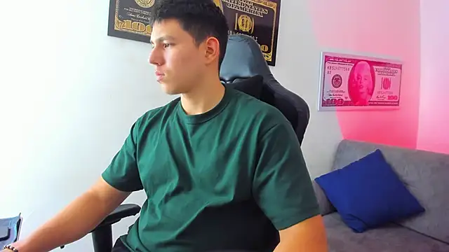 Snapshot of JamesCr_ chatting on March 5, 2025, 9:26 pm JamesCr online show from March 5, 2025, 9:26 pm