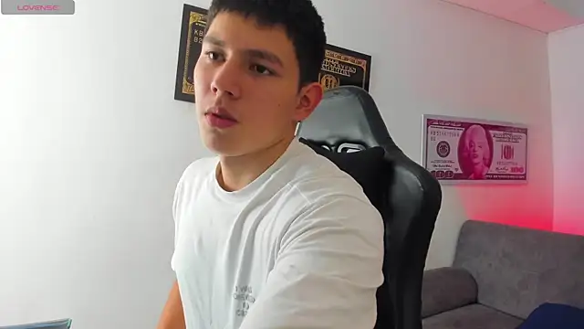 Snapshot of JamesCr_ chatting on March 8, 2025, 7:53 pm JamesCr online show from March 8, 2025, 7:53 pm