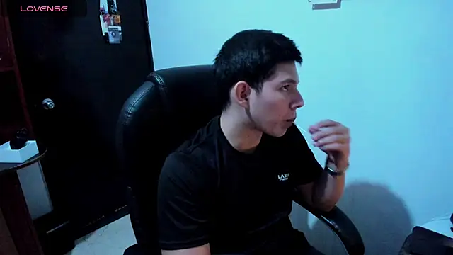 Snapshot of JamesCr_ chatting on March 21, 2025, 4:17 am JamesCr online show from March 21, 2025, 4:17 am