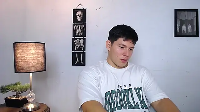 Snapshot of JamesCr_ chatting on November 21, 2025, 4:33 am JamesCr online show from November 21, 2025, 4:33 am