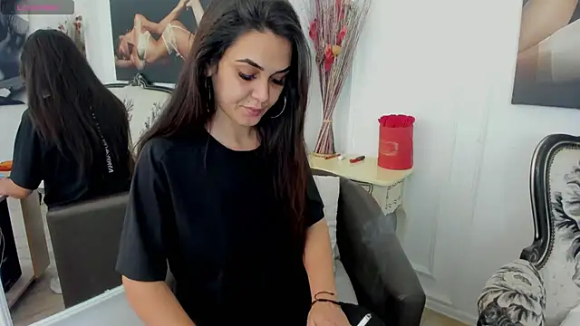 NicoleKatee online show from October 7, 2025, 1:23 pm