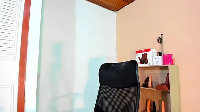 Snapshot of Violetta_0 chatting on February 18, 2026, 2:02 pm Violetta 0 online show from February 18, 2026, 2:02 pm