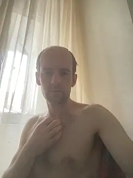 LynnAhNight online show from October 5, 2025, 4:25 am