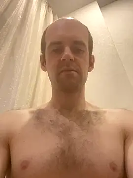 LynnAhNight online show from October 8, 2025, 3:30 am