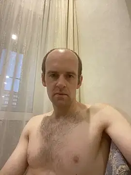 LynnAhNight online show from October 13, 2025, 3:30 am