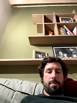 Snapshot of Ovett086 chatting on December 14, 2025, 2:07 am Ovett086 online show from December 14, 2025, 2:07 am