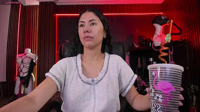 XiaQueen online show from November 19, 2025, 11:32 am