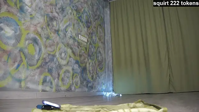 Snapshot of queeneliaa chatting on March 1, 2025, 5:05 pm queeneliaa online show from March 1, 2025, 5:05 pm