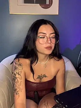 Snapshot of Valu_euphoria chatting on April 29, 2026, 8:37 pm Valu euphoria online show from April 29, 2026, 8:37 pm