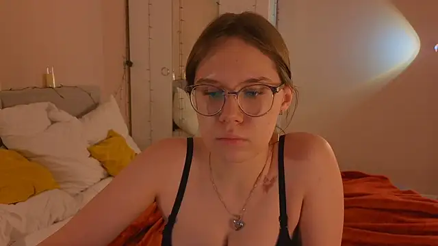 Snapshot of Mia_Luw chatting on December 14, 2025, 10:10 am Mia Luw online show from December 14, 2025, 10:10 am