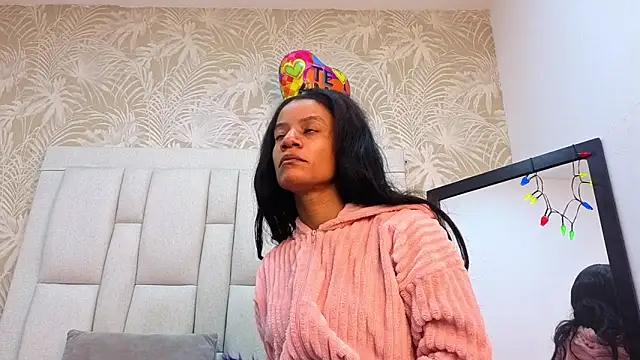 Snapshot of dafnnelewis chatting on February 3, 2026, 11:15 am dafnnelewis online show from February 3, 2026, 11:15 am