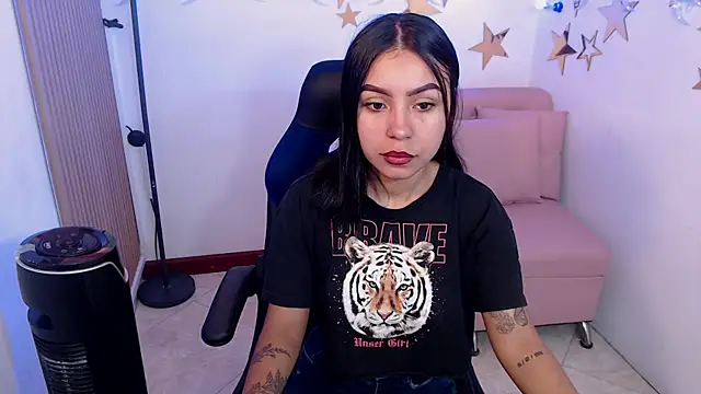 Snapshot of julieta_fn chatting on April 28, 2026, 2:32 pm julieta fn online show from April 28, 2026, 2:32 pm