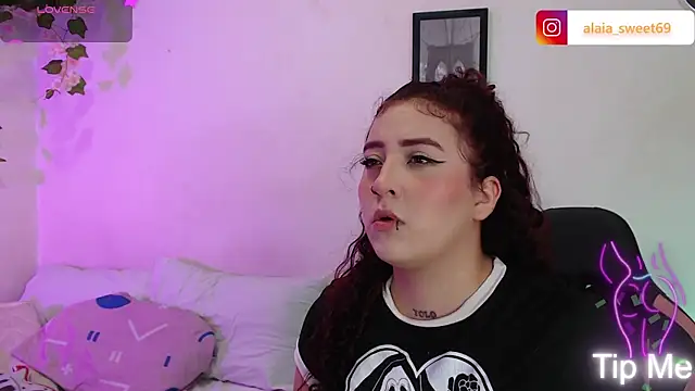 Snapshot of alaia_sweetxxx chatting on April 24, 2026, 10:45 pm alaia sweetxxx online show from April 24, 2026, 10:45 pm