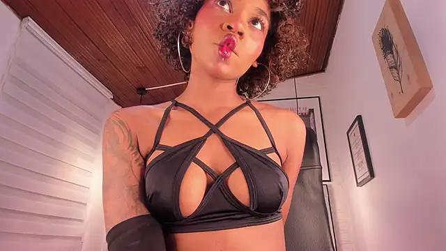 Snapshot of tylla_ chatting on September 9, 2025, 12:32 am tylla online show from September 9, 2025, 12:32 am