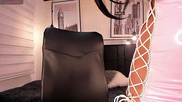 Snapshot of tylla_ chatting on October 24, 2025, 4:11 am tylla online show from October 24, 2025, 4:11 am