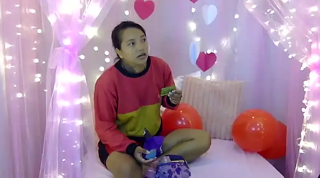 Snapshot of NinetteandSashaFox chatting on February 14, 2025, 1:51 pm NinetteandSashaFox online show from February 14, 2025, 1:51 pm