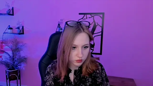 Snapshot of DariaTate chatting on March 10, 2025, 11:45 am DariaTate online show from March 10, 2025, 11:45 am