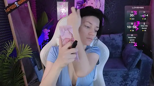 roxy riot  online show from November 5, 2025, 1:31 am