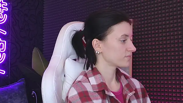 roxy riot  online show from March 3, 2025, 7:35 am