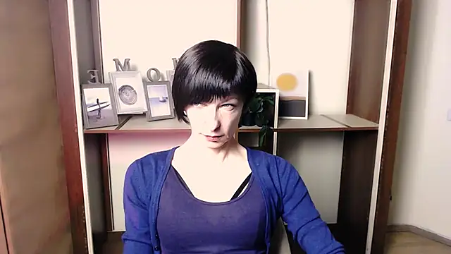 Snapshot of _AngeliaFlow_ chatting on November 22, 2025, 8:02 am AngeliaFlow online show from November 22, 2025, 8:02 am