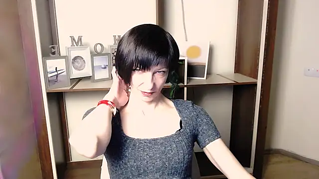 Snapshot of _AngeliaFlow_ chatting on November 28, 2025, 10:26 am AngeliaFlow online show from November 28, 2025, 10:26 am