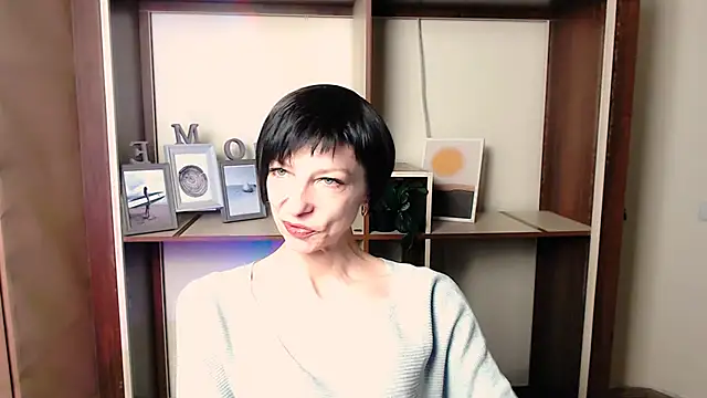 Snapshot of _AngeliaFlow_ chatting on November 25, 2025, 7:52 am AngeliaFlow online show from November 25, 2025, 7:52 am