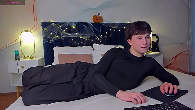 Snapshot of AdrianoAubert chatting on October 30, 2025, 5:17 am AdrianoAubert online show from October 30, 2025, 5:17 am